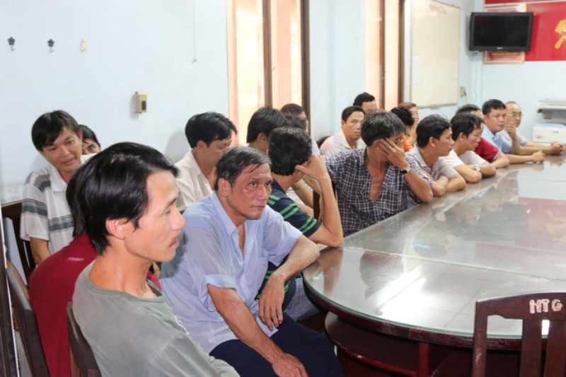 Bat 33 nguoi ca do bong da trong quan bida hinh anh