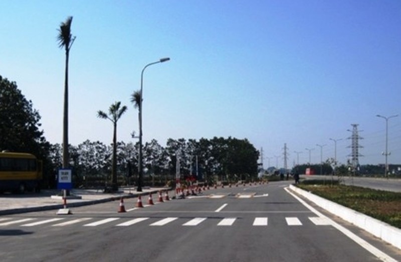 Xe tai tong gay nat tram can, tai xe bi tam giu hinh anh