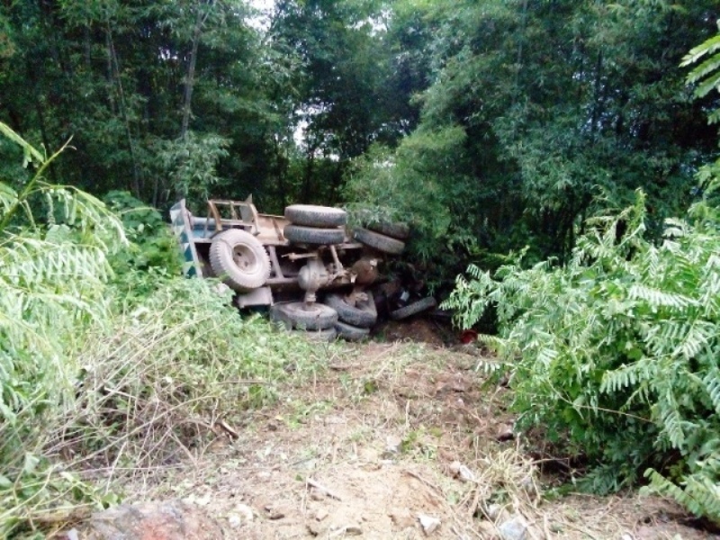 Xe bon lao xuong vuc, 8 tan dau tran ra suoi hinh anh