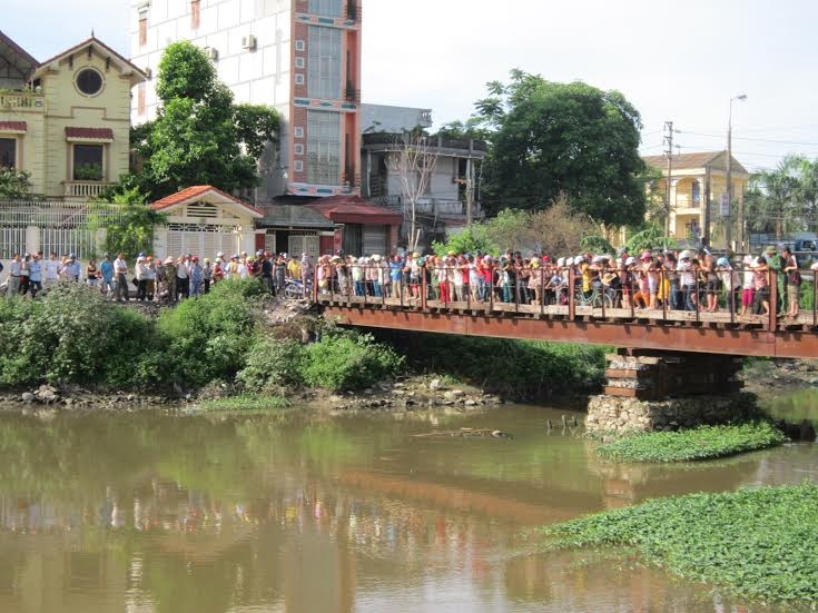 Thi the nu dang phan huy troi tren song o Thanh Hoa hinh anh