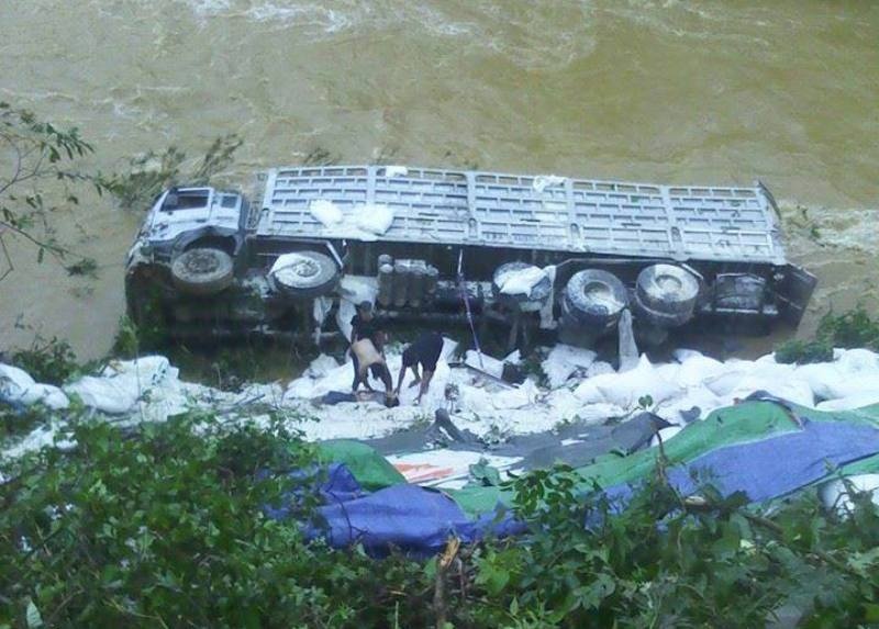 Xe tai cho 50 tan gao lan xuong vuc, lai xe tu nan hinh anh