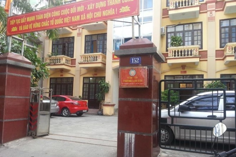 Cong an cam gach duoi danh tai xe taxi tai tru so hinh anh