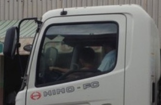 Be trai 5 tuoi dieu khien xe cho rac hinh anh