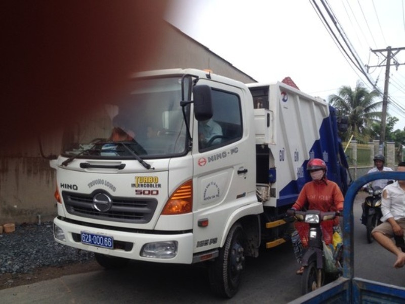 Phát hiện bị chụp ảnh, tài xế mới để cháu nội ngồi sang bên cạnh.