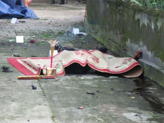 Nguoi dan ong buoc min vao bung tu sat hinh anh