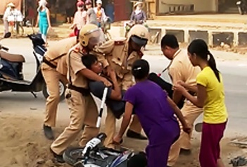 Clip 4 canh sat quat nga mot thanh nien gay xon xao hinh anh