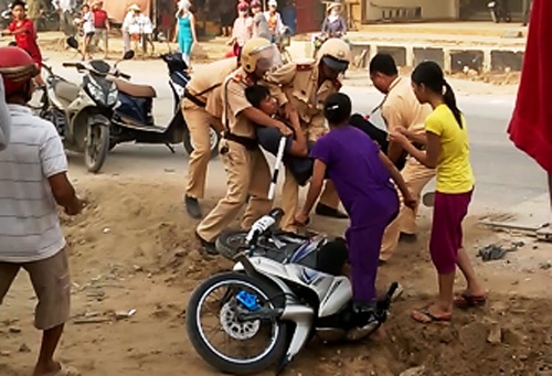 4 cảnh sát xông vào quật ngã thanh niên.