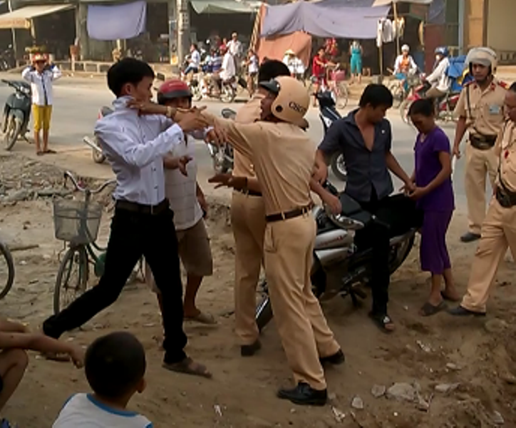 ‘Canh sat quat nga, khieng thanh nien khong gay phan cam’ hinh anh