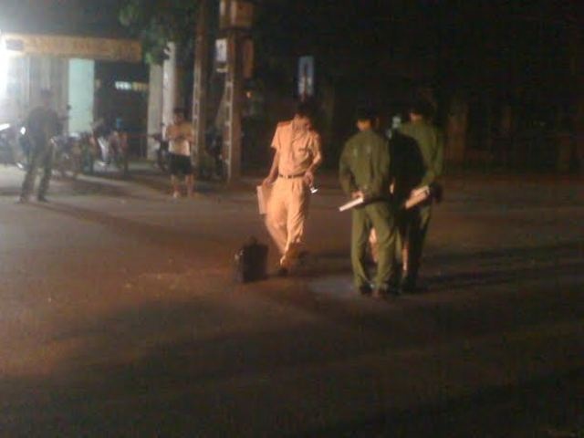 Xe Honda CRV khong bien so tong 3 me con roi bo tron hinh anh