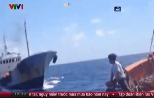 Clip tau vo sat Trung Quoc lao thang vao tau ca Viet Nam hinh anh