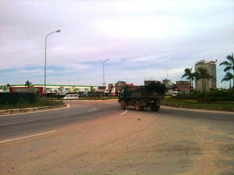 Xe tai tong vo chong phu nu mang thai roi bo tron hinh anh