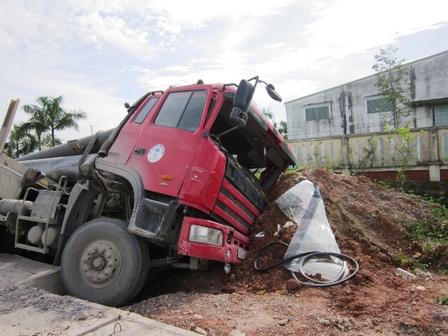 Khi bị mất lái, chiếc xe tải tiếp tục lao thẳng và tông vào hụ đất lớn mới chịu dừng lại.