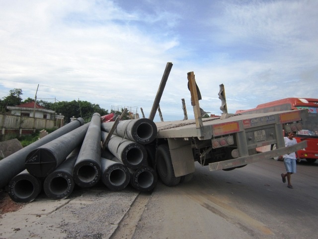 Xe tai gap nan, hang chuc ong be tong lan xuong duong hinh anh