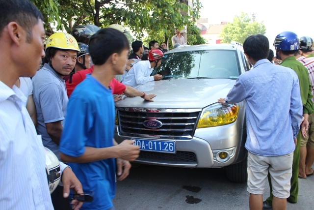 'Tai xe xe bien xanh duoi danh nguoi khac de phong ve' hinh anh