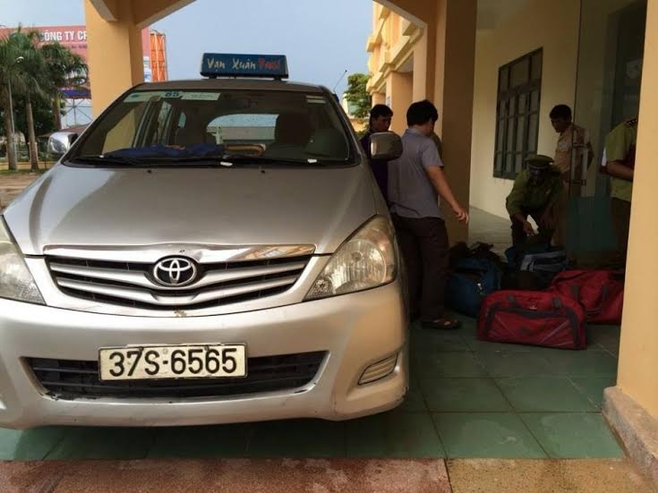 Bat xe taxi van chuyen trai phep gan 100 kg te te hinh anh