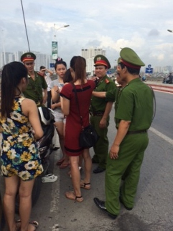 'Chieu' khuyen giai co gai dinh nhay cau cua canh sat 113 hinh anh