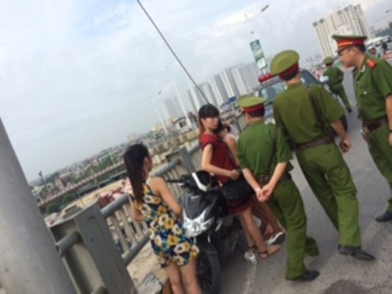 Cô gái trẻ đồng ý thôi ý định tự tử