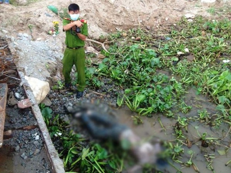 Thi the nam thanh nien troi song bi troi 2 chan hinh anh