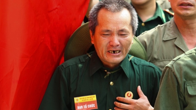 Cựu chiến binh Đặng Văn Tùng không kìm được xúc động trong buổi lễ tưởng niệm các anh hùng liệt sĩ hi sinh tại trận chiến bảo vệ biên giới Vị Xuyên