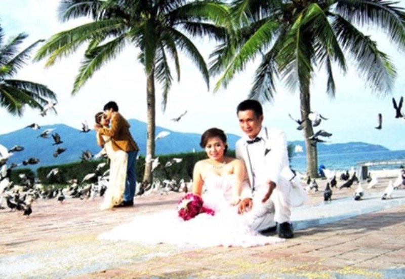 Nguoi nuoi nghin con chim cau ben bo Bien Dong hinh anh