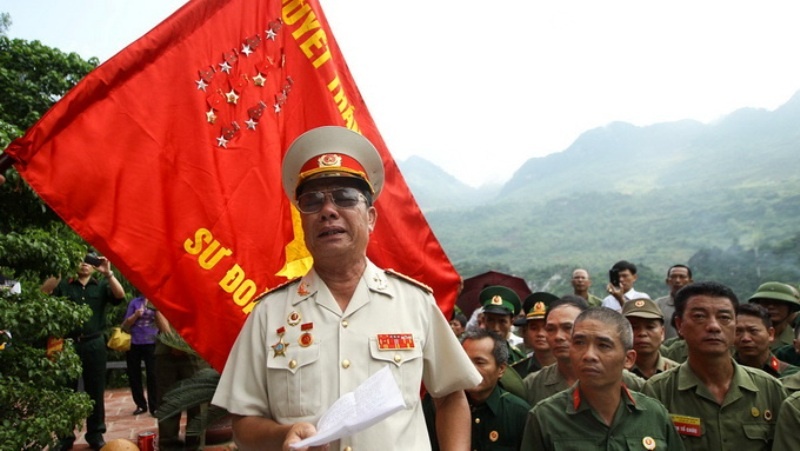 Đại tá Nguyễn Đức Cam, nguyên phó sư đoàn trưởng, tham mưu trưởng sư đoàn 356, xúc động khi đọc lời tri ân các anh hùng liệt sĩ hi sinh tại trận chiến bảo vệ biên giới Vị Xuyên