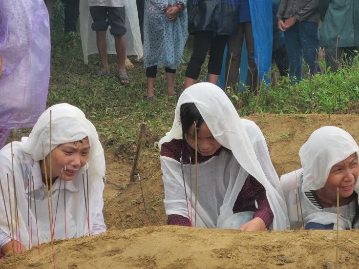 Nghi can sat hai me, vo roi phi tang xac kho bi khoi to hinh anh