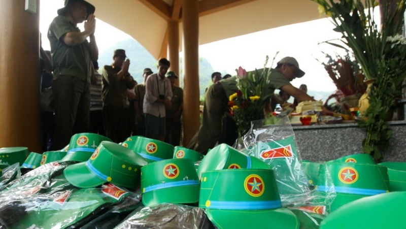  xếp ngay ngắn tưởng nhớ những chiến sĩ đã hi sinh trong trận chiến bảo vệ biên giới Vị Xuyên