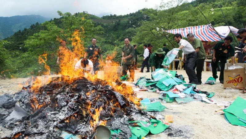 Những chiếc mũ và giày bộ đội bằng giấy đang được hóa vàng tại cao điểm 468
