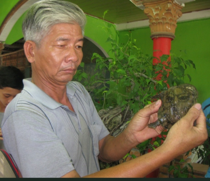 Ông Nguyễn Nông tự hào mua được con ba ba có hoa văn lạ.