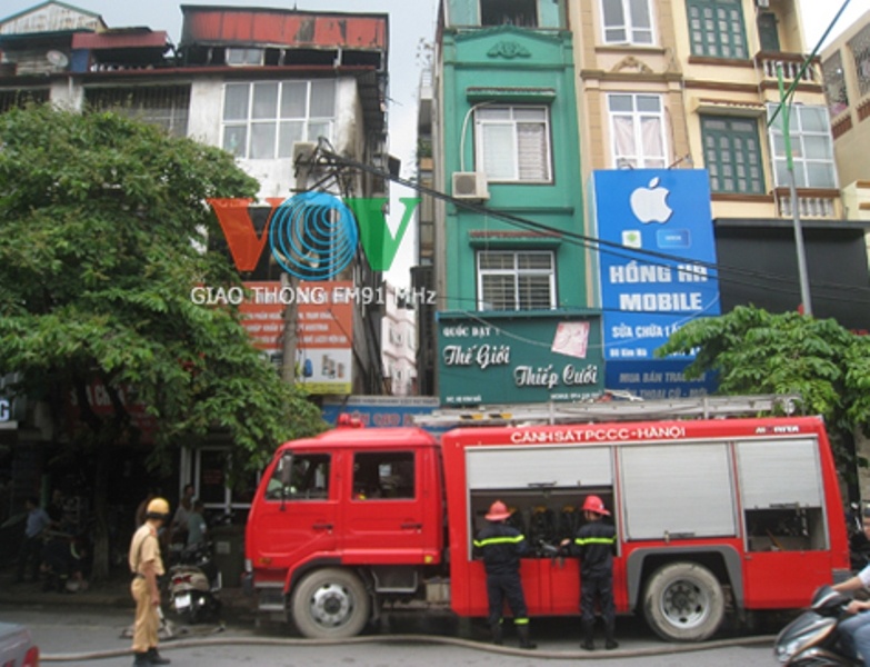 Hoa vang, nha 5 tang boc chay hinh anh