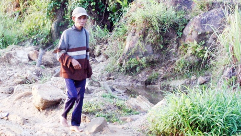 Ong truong thon bong dung bo lang vao nui song voi ma rung hinh anh