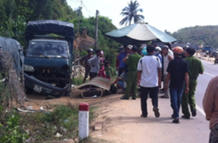 Dung xe nghe dien thoai bi oto tong chet hinh anh