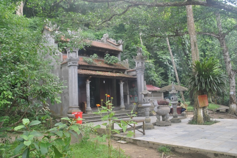 Đến thờ Rắn nằm ngay cạnh cửa hang suối cá Cẩm Lương.