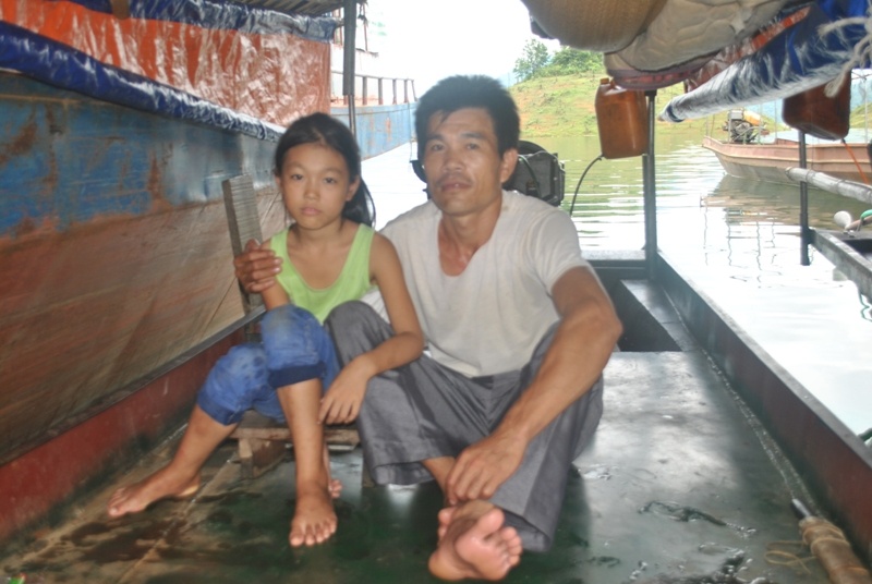 Anh Hưng ngồi bên con gái út kể lại những lần ra hồ đánh bắt cá.