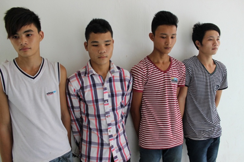 Bat 4 thanh nien tuoi 5 lit xang dot nha doi thu hinh anh