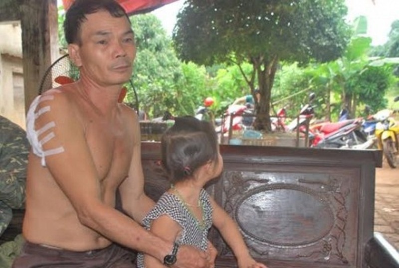 Ke cam ma tau truy sat 3 bo con hang xom ra dau thu hinh anh