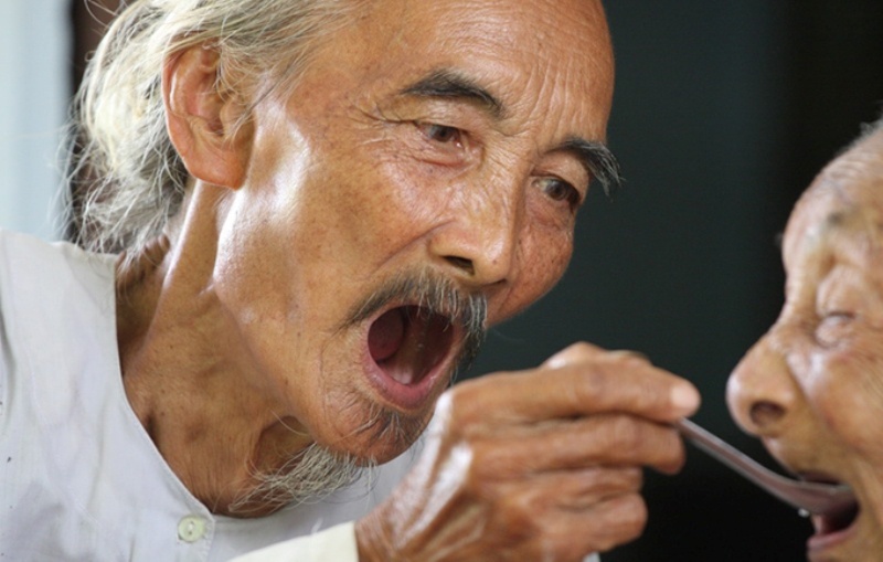 Cu ong hieu thao voi me gia 113 tuoi hinh anh