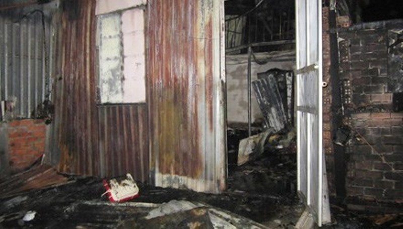 Bon can nha bi thieu rui hoan toan trong dem hinh anh