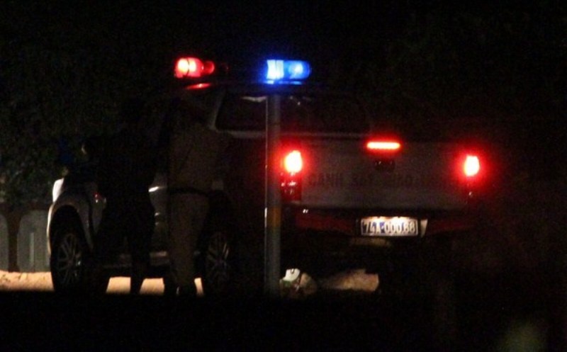 Lạ thay, vẫn có mặt của cơ quan chức năng làm nhiệm vụ trên tuyến đường đó, nhưng những chiếc xe chở gỗ khổng lồ này vẫn tiếp tục được lưu thông.