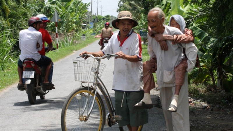 Lúc thấy khỏe trong người, cụ Nguy bảo con cõng đi một vòng quanh xóm thăm hỏi người quen
