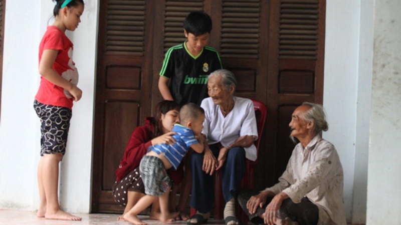 Vui đùa với con cháu.