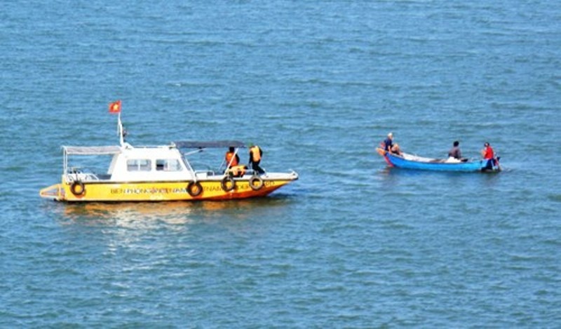 Cuu song 2 du khach bi lat thuyen tren bien hinh anh