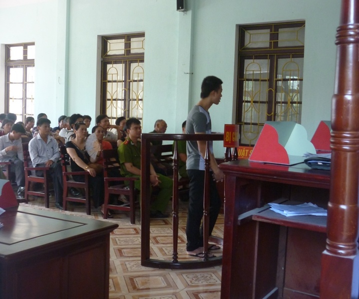 Bị cáo Linh đứng trước vành móng ngựa tại tòa.