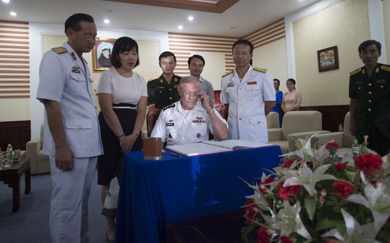 Tướng Dempsey đọc lưu bút do ông viết trong sổ lưu niệm tại Vùng 3 Hải quân Nhân dân Việt Nam ở Đà Nẵng