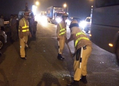 Nhieu oto da chen qua thi the phu nu tren cao toc hinh anh