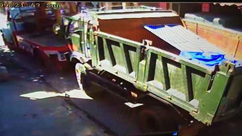 Ngoi tren xe may mot minh, be 2 tuoi bi xe tai can hinh anh