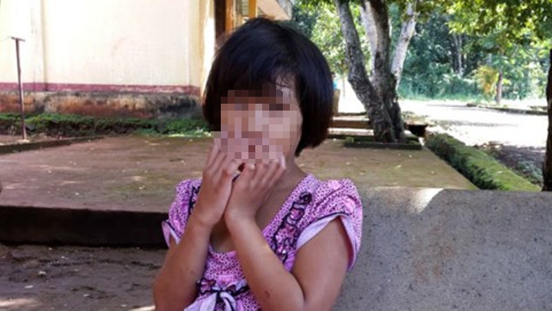 Be gai bi me ruot cat gan chan, ton thuong than kinh nang hinh anh