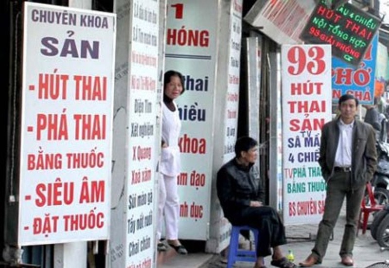 Rất nhiều phòng khám tư nhân quảng cáo thực hiện phá thai bằng thuốc.