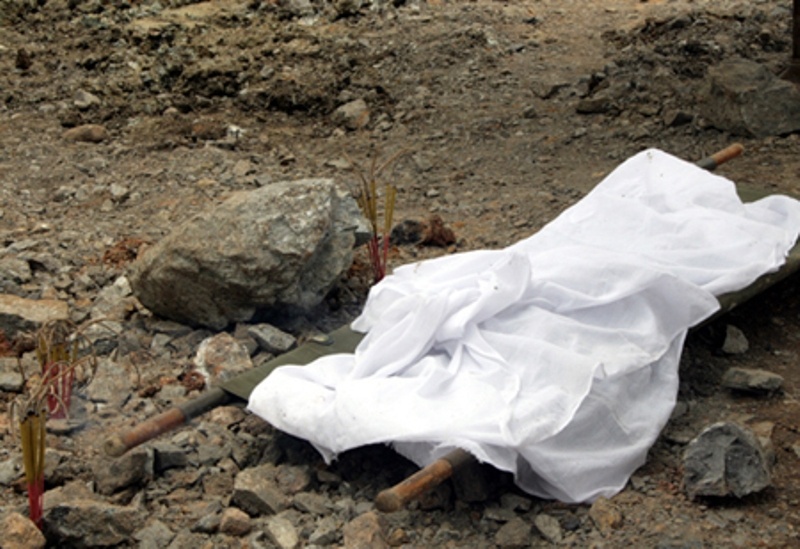 Buon chuyen tinh cam, canh sat co dong tu tu ben duong hinh anh