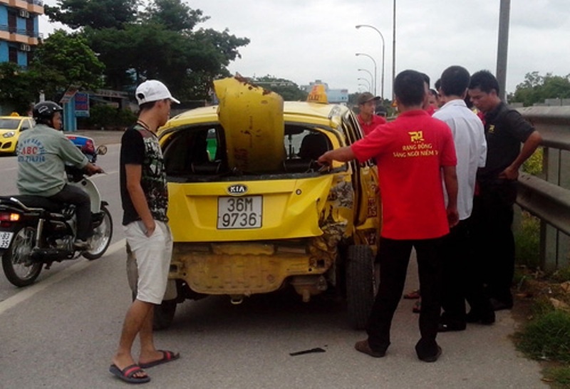 Vuot au, xe taxi bi tau hoa tong vang lon nhieu vong hinh anh